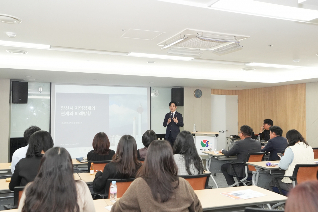 양산의 미래를 디자인하다,  양산시의회 의원연구단체‘2040 양산비전포럼’  제3차 정책세미나로 대장정 마무리 이미지(1)